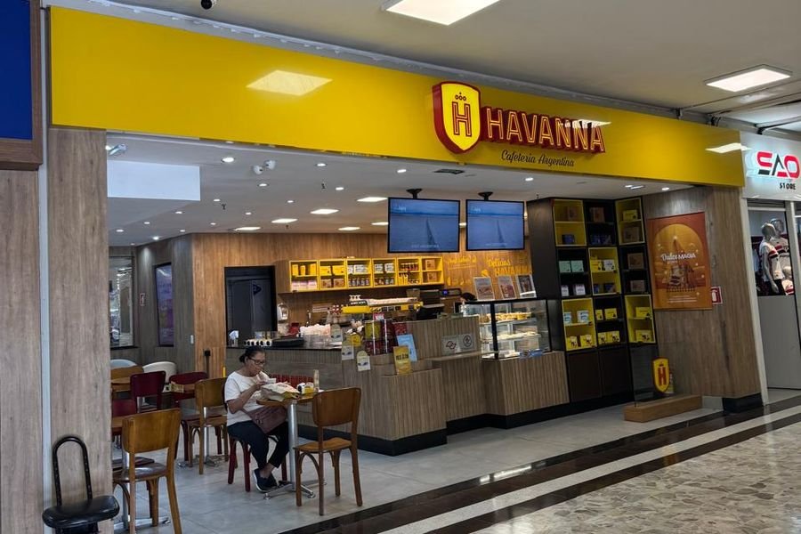 Fachada da Havanna Cafeteria Argentina no Shopping Interlagos, com a placa amarela