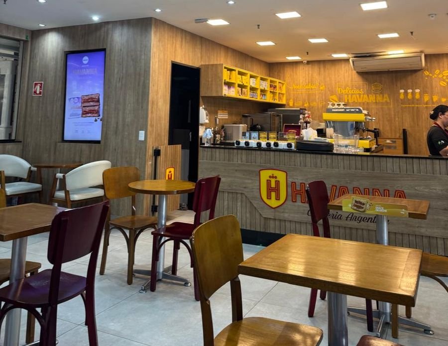 Mesas e balcão da Havanna Cafeteria do Shopping Interlagos